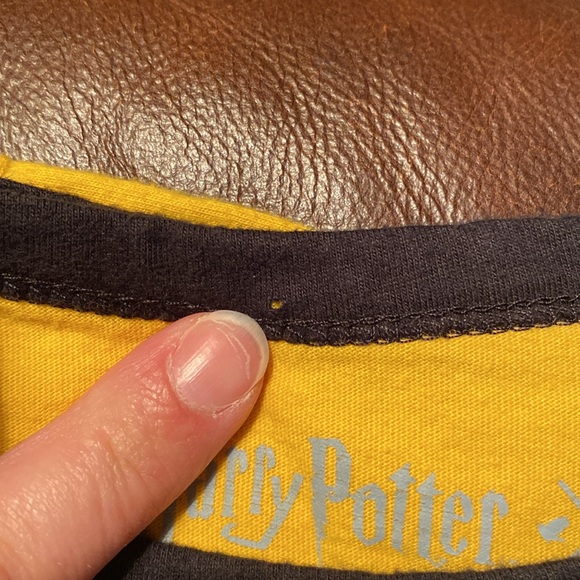 🩶 Diggory Hufflepuff UNIVERSAL STUDIOS Ringer Tee Adult XS - Picture 7 of 7